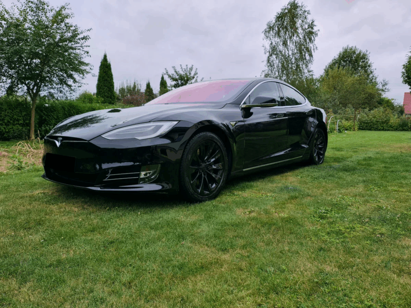 Tesla Model S Лифтбек