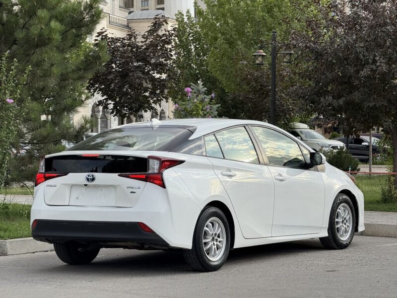 Toyota Prius Хэтчбек