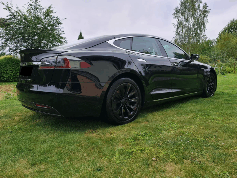 Tesla Model S Лифтбек