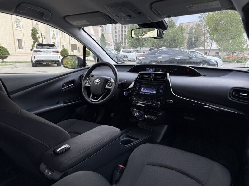 Toyota Prius Хэтчбек